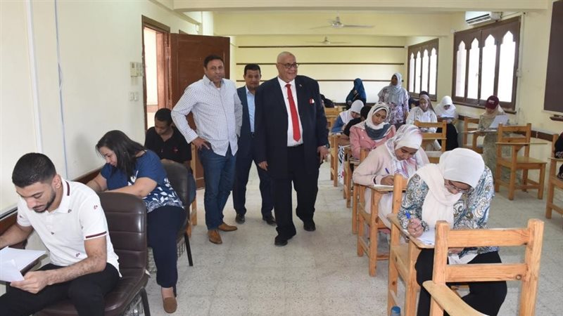 جانب من متابعة الامتحانات
