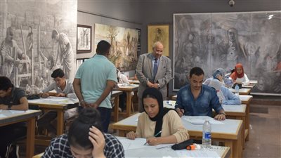رئيس جامعة الأقصر يتفقد اختبارات القدرات بكلية فنون جميلة