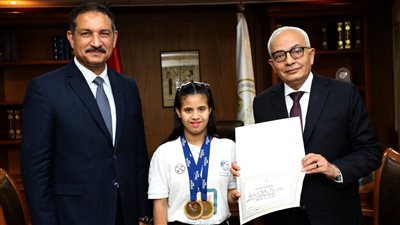 وزير التعليم يكرم أسرع عداءة داون في مصر بعد تتويجها بذهبيتين في مونديال فرنسا