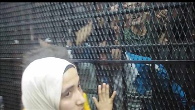  أشعل النيران في منزل والدها، براءة زوج بعد تصالحه مع زوجته في المحكمة (فيديو) 