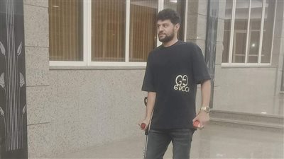 مصطفى شلبي في المدرجات بالعكاز لمساندة الزمالك أمام فاركو