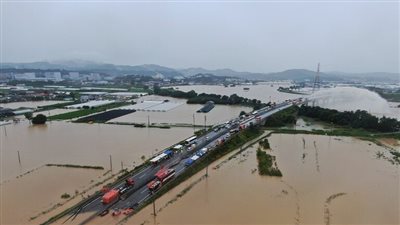 أمطار وعواصف وفيضانات تجتاح مدنا في إسبانيا