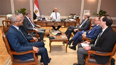 وزير الإسكان يبحث مع مسئولى شركة أكوا باور سبل تعزيز التعاون فى مجال تحلية مياه البحر