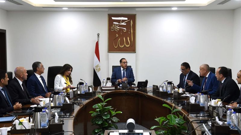 رئيس الوزراء يناقش