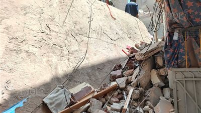 قوات الإنقاذ تواصل رفع أنقاض عقار حدائق القبة المنهارة (فيديو وصور)