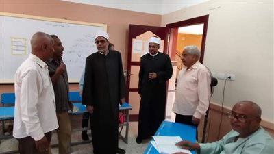 وكيل قطاع المعاهد الأزهرية يتفقد مراكز تصحيح الشهادة الثانوية بالأقصر 