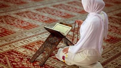 ما حكم صلاة المرأة بالحذاء؟ عضو بـ