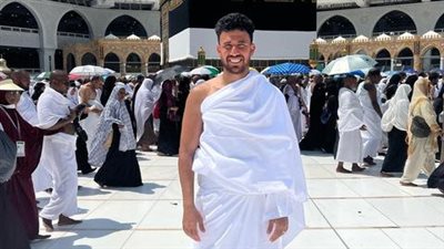 محمود حسن تريزيجيه يؤدى مناسك العمرة