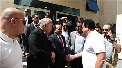 محافظ قنا يتابع الموقف التنفيذي لقانون المحال التجارية