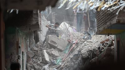 استمرار رفع أنقاض عقار حدائق القبة المنهار بحثًا عن المفقودين ( فيديو وصور)
