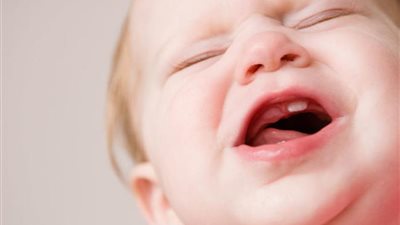 8 أعراض يعاني منها طفلك أثناء التسنين، وكيف يمكن مساعدته؟