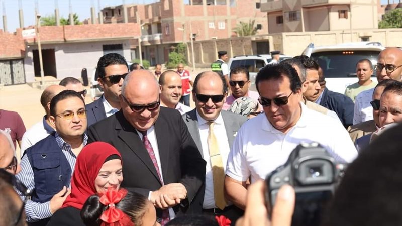 وزير الصحة مع العاملين