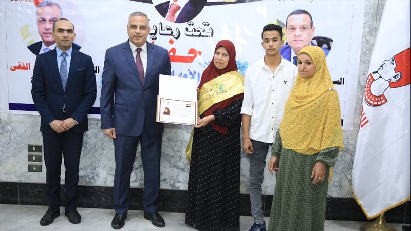 محافظ سوهاج يكرم