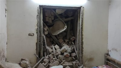 شاهدة عيان تبلغ بوجود شروخ فصلت بين البيتين قبل انهيار مبنى حدائق القبة (فيديو)