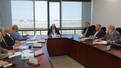 وزير النقل يعقد اجتماعا مع رؤساء الشركات المصنعة للفلنكات والكابلات