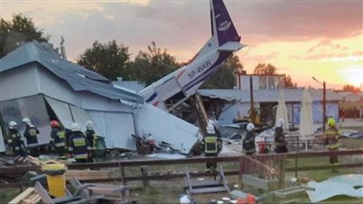 اصطدمت بحظيرة، مصرع وإصابة 10 أشخاص في سقوط طائرة ببولندا