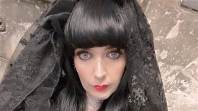 طلاق مغنية بريطانية شهيرة من زوجها الشبح بسبب مارلين مونرو 