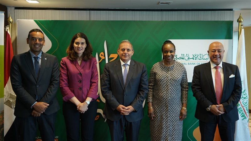 لقطة جماعية عقب التوقيع،