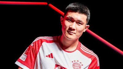 بايرن ميونخ يعلن رسميا عن التعاقد مع صخرة دفاع نابولي 