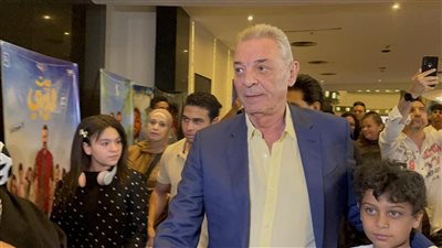 محمود حميدة وبناته في العرض الخاص لفيلم مطرح مطروح (فيديو وصور)