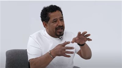 الشاب خالد: والدتي كانت سمراء اللون وجدتي كانت تقول لها: أنتِ من العبيد (فيديو)