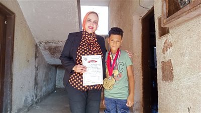 تكريم اللاعب مصطفى محمد إبراهيم بطل الجيت كون دو وسط أسرته في الدقهلية