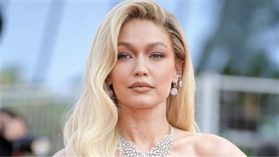 جيجي حديد تتجاهل خبر القبض عليها وتنشر صورها على البحر 