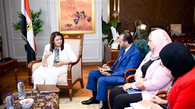 وزيرة الهجرة تستقبل رئيس اتحاد الغرف التجارية وغرفة القاهرة 