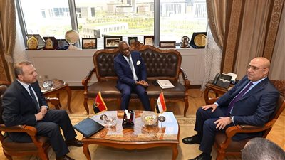 وزير الإسكان يتسلم دعوة نظيره الأنجولى لزيارة بلاده