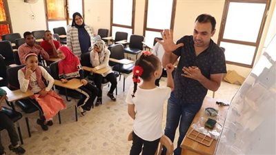 مدير تعليم الخارجة يشهد البرنامج التدريبي لطلاب التربية السمعية ويكرم المشاركين 