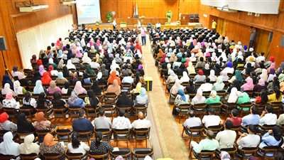 محافظ أسيوط يقدم التهنئة للمعلمين الجدد في مسابقة الـ 30 ألف 