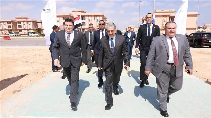 وزير الكهرباء ومدير