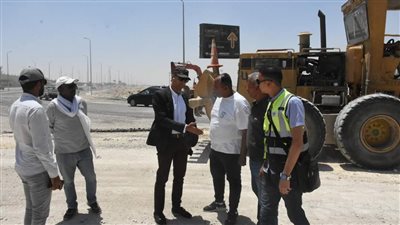 رئيس جهاز القاهرة الجديدة يتابع مشروعات تطوير ورفع كفاءة محاور الطرق بالمدينة