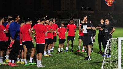 أيمن الرمادي يقود تدريبات سيراميكا كليوباترا رغم عدم الإعلان الرسمي (صور)