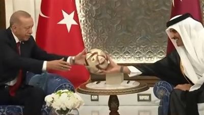 كرة كأس العالم 2022 بتوقيع ميسي تتوسط محادثات أمير قطر مع أردوغان ( فيديو)