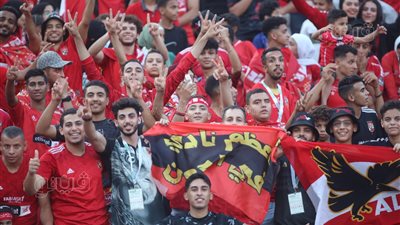 وداع خاص من جماهير الأهلي لأيمن أشرف بعد رحيله عن الفريق (صور)