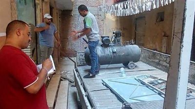 غلق منشأة مخالفة تصنع سماعات الدي جي بالمنيب (صور)