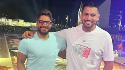 تامر حسني يصل إلى العلمين الجديدة استعدادا لحفله غدا