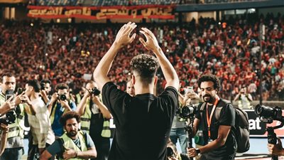 على غير المتوقع، كيف استقبل جمهور الأهلي إمام عاشور في ليلة الاحتفال بدرع الدوري (صور)