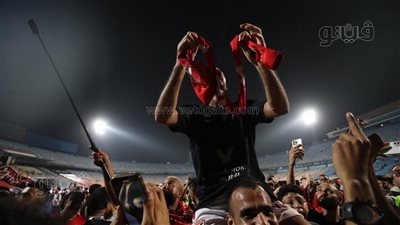 طاهر محمد طاهر يشعل احتفالات جمهور الأهلي بدرع الدوري بـ