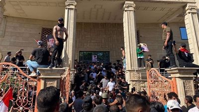 بعد السماح لمتطرف بحرق المصحف، اقتحام سفارة السويد في بغداد وإشعال النار فيها (فيديو)