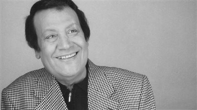 محمد رشدي، بدأ حياته الفنية بسرقة، ودخل تاريخ الغناء الشعبي بمقابلة غريبة على باب عبد الحليم