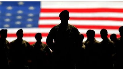 جندي أمريكي يخشى قتله بزنزانة بعد رؤيته طبقا طائرا مزودا بالأسلحة