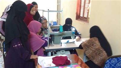 تدريب مهني للشباب والفتيات على التفصيل والخياطة والكهرباء بالوادي الجديد 