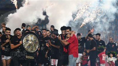 لاعبو الأهلي يحتفلون بدرع الدوري مع عائلاتهم (فيديو)