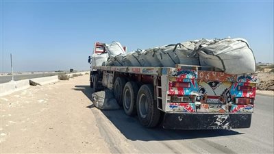 انقلاب حمولة سيارة نقل ثقيل على طريق القنطرة شرق في الإسماعيلية (صور)