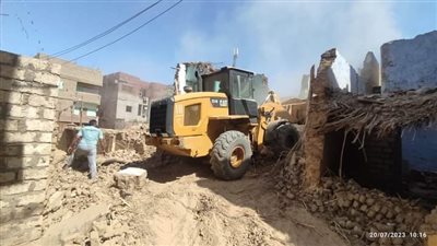 الخارجة تصدر قرارات إزالة لمنازل آيلة للسقوط 