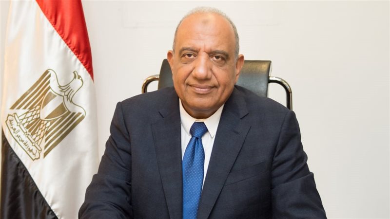 محمود عصمت وزير قطاع
