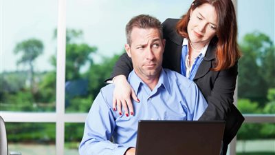 هل تختلف عقوبة التحرش بالإناث عن الرجال؟ قانوني يجيب 