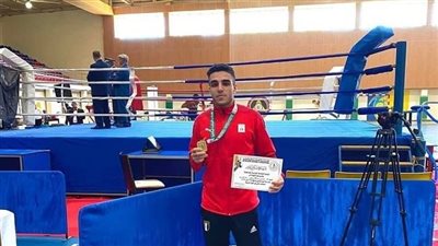 عمر عبد العزيز يحصد المركز الأول والميدالية الذهبية في بطولة الجمهورية للنخبة للملاكمة